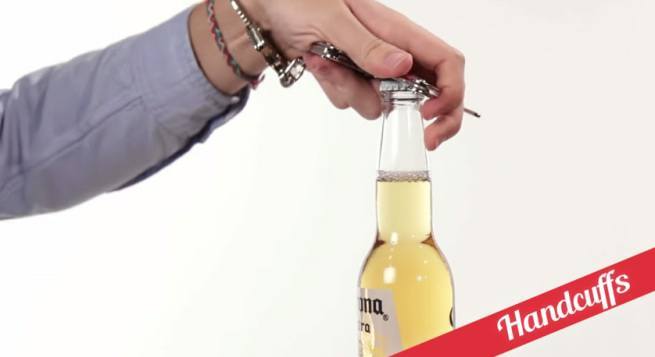 21 sposobów na otwieranie butelek  5 kajdankami