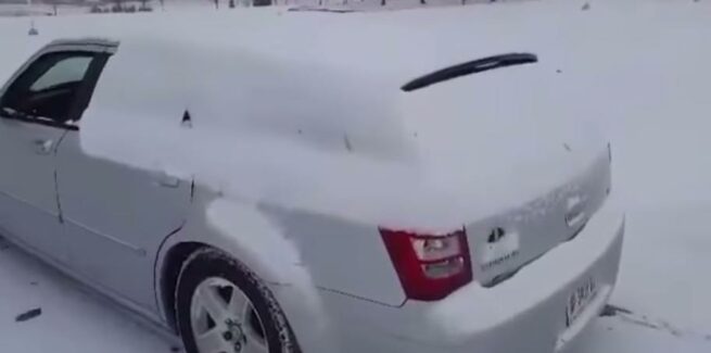 Tak odśnieża swój samochód pewien Rosjanin