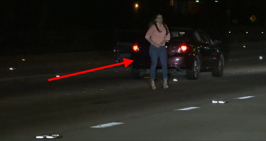 Kobieta parkuje samochód na środku autostrady i biega po